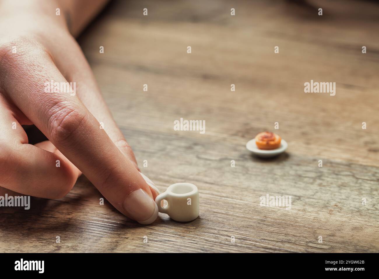 piccoli piatti microscopici della colazione incarnano la scarsità di cibo a causa di restrizioni alimentari, intolleranza al lattosio e al glutine e limiti di tempo e costi, Foto Stock