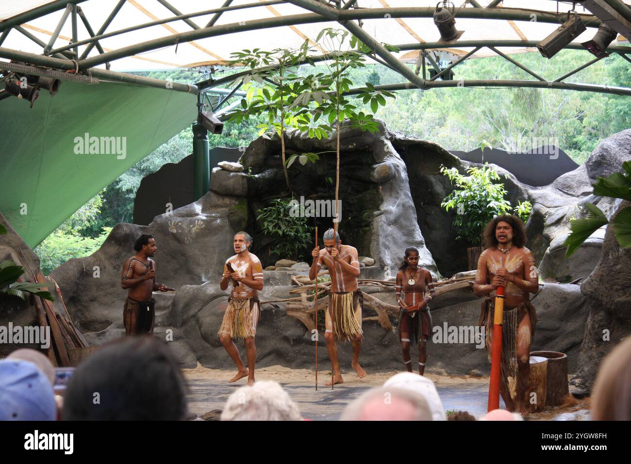 Uomini indigeni australiani durante la danza cerimoniale, le cerimonie combinano danza, canto, rituali, decorazioni per il corpo e costumi. Foto Stock