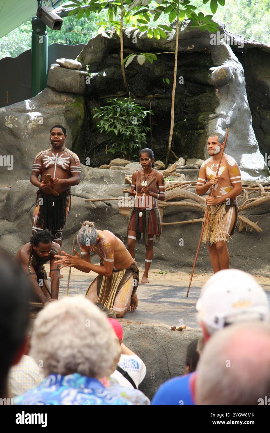 Uomini indigeni australiani durante la danza cerimoniale, le cerimonie combinano danza, canto, rituali, decorazioni per il corpo e costumi. Foto Stock