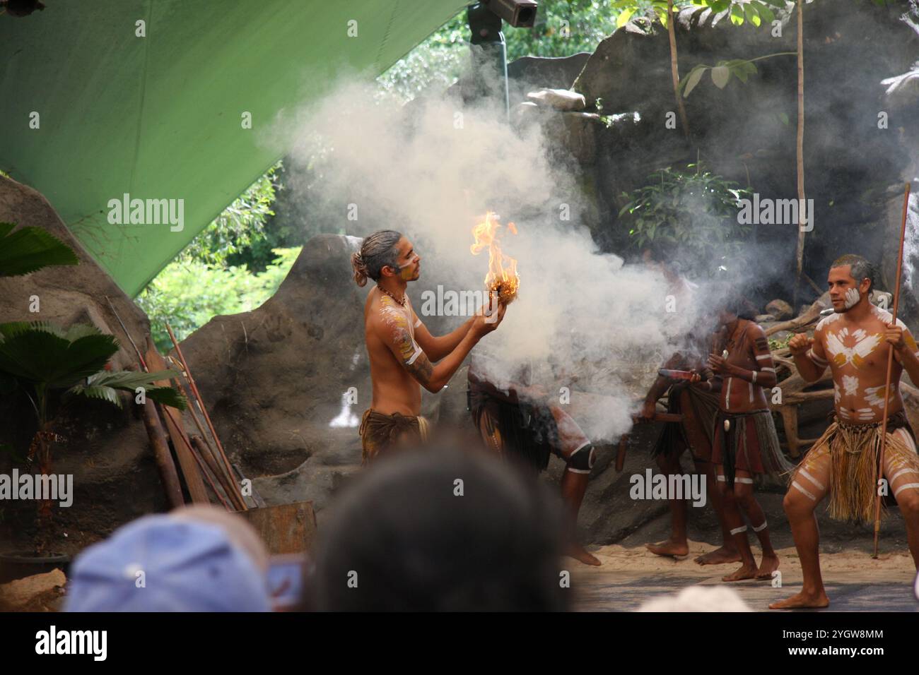 Uomini indigeni australiani durante la danza cerimoniale, le cerimonie combinano danza, canto, rituali, decorazioni per il corpo e costumi. Foto Stock