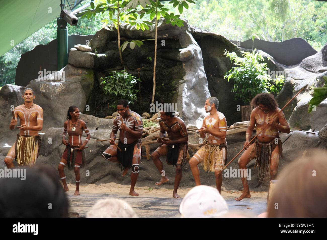 Uomini indigeni australiani durante la danza cerimoniale, le cerimonie combinano danza, canto, rituali, decorazioni per il corpo e costumi. Foto Stock