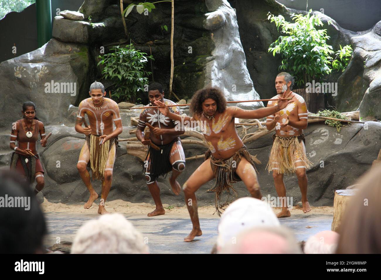 Uomini indigeni australiani durante la danza cerimoniale, le cerimonie combinano danza, canto, rituali, decorazioni per il corpo e costumi. Foto Stock