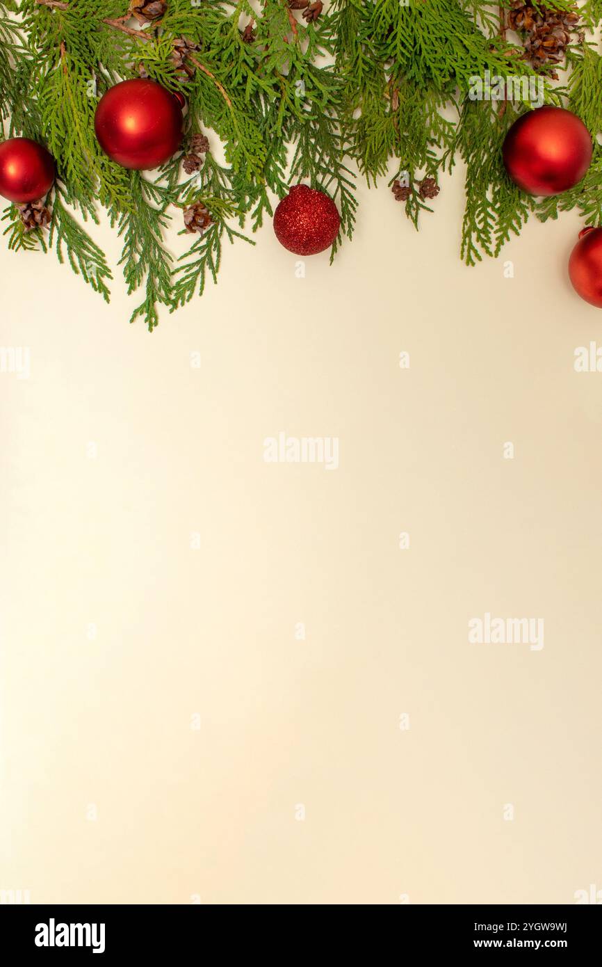 Decorazioni rosse di Natale su rami verdi sempreverdi naturali Foto Stock