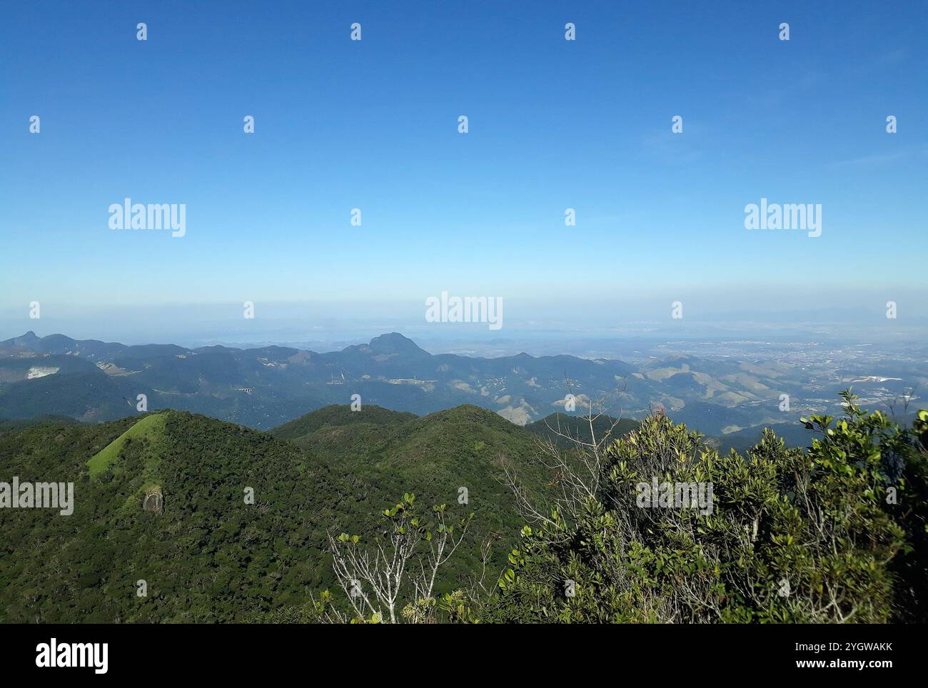 Rio de Janeiro, Brasile, 15 settembre 2024. Vista della riserva biologica di Tinguá, dalla collina Boné, nella regione montuosa dello stato di Rio d Foto Stock