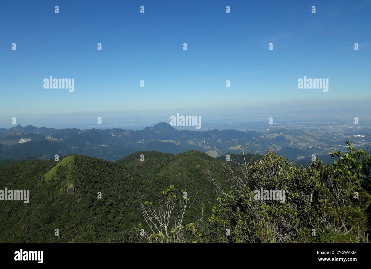 Rio de Janeiro, Brasile, 15 settembre 2024. Vista della riserva biologica di Tinguá, dalla collina Boné, nella regione montuosa dello stato di Rio d Foto Stock