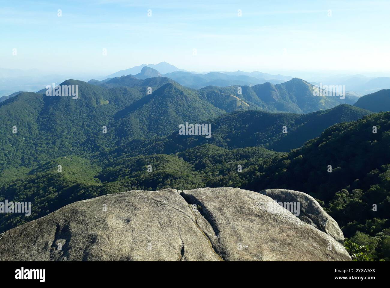 Rio de Janeiro, Brasile, 15 settembre 2024. Vista della riserva biologica di Tinguá, dalla collina Boné, nella regione montuosa dello stato di Rio d Foto Stock