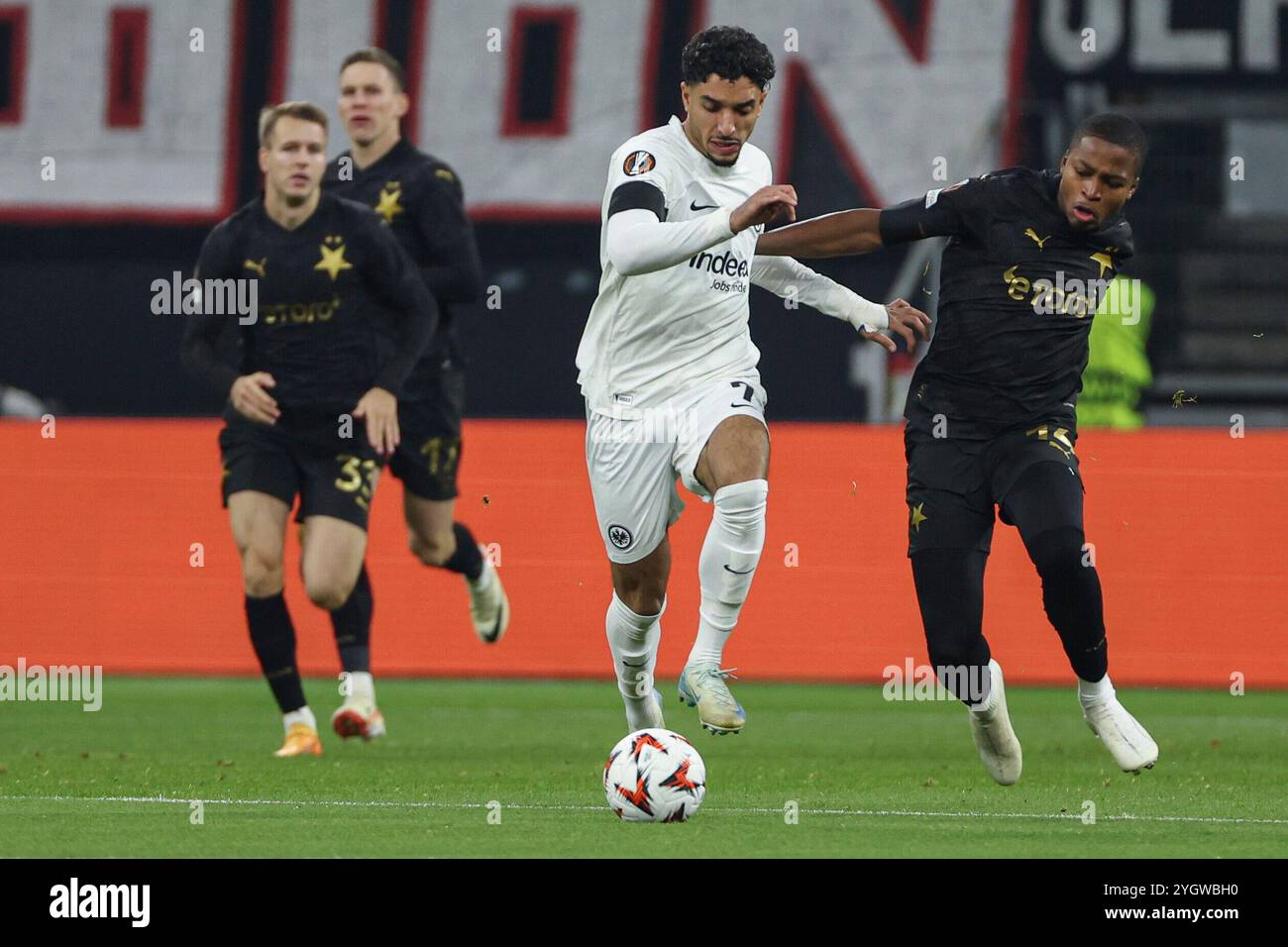 Francoforte, Germania. 7 novembre 2024. UEFA Europa League - Eintracht Frankfurt - SK Slavia Prag am 07.11.2024 im Deutsche Bank Park a Francoforte Omar Marmoush (Francoforte 7) gegen Simion Michez (SK Slavia Prag 14) foto: Osnapix credito: dpa/Alamy Live News Foto Stock