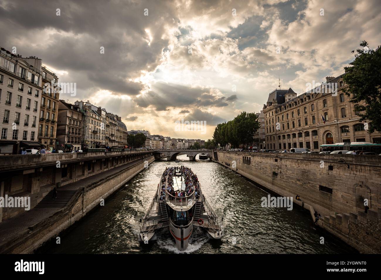 Crociera in barca sulla Senna sotto il suggestivo cielo al tramonto - Parigi, Francia Foto Stock