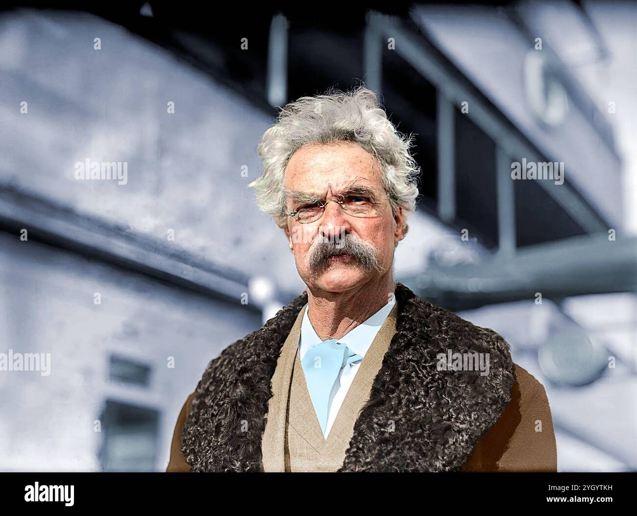 New York, 20 dicembre 1909. "S.L. Clemens." Samuel Clemens, alias Mark Twain, Un uomo maturo con baffi e bicchieri spessi, si erge fuori da un edificio, mostrando uno stile senza tempo e un aspetto distinto. Il cappotto in pelliccia e la cravatta aggiungono un tocco di eleganza. La sua espressione trasuda saggezza e introspezione, completata da abbigliamento storico e da un ambiente vintage. Perfetto per temi di storia e eredità. Foto Stock