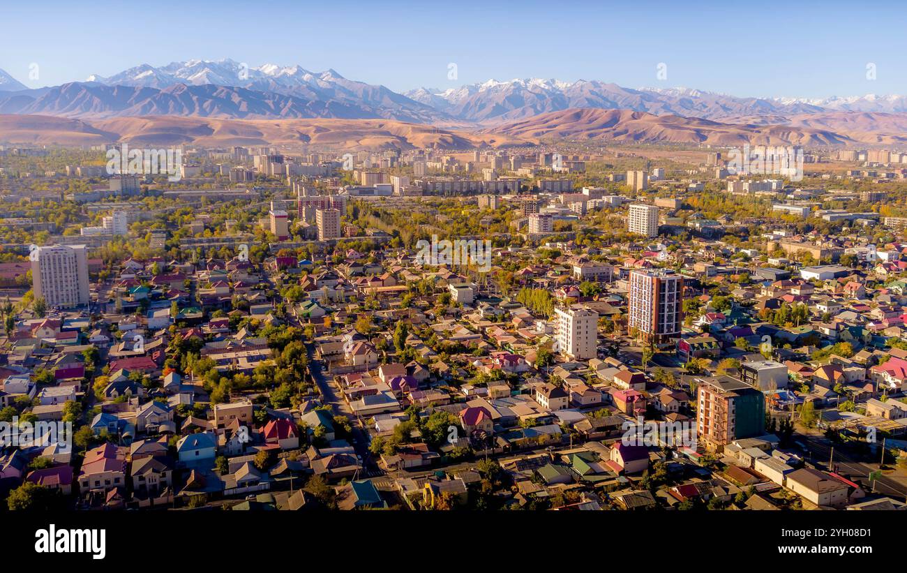 Il panorama aereo di Bishkek, la capitale del Kirghizistan, Asia centrale, con le montagne Tian Shan sullo sfondo. Foto Stock