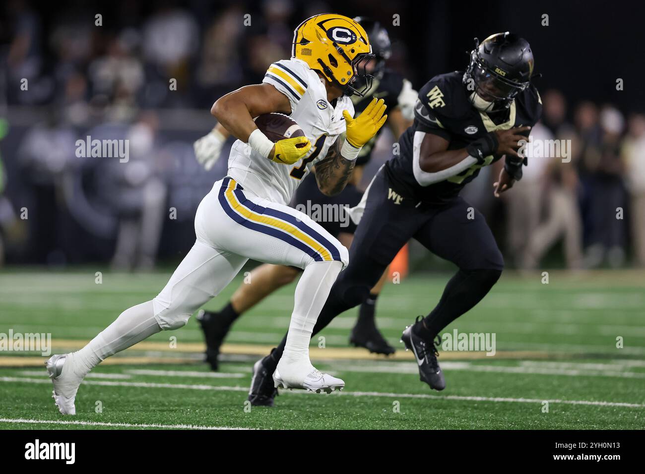 Winston-Salem, Carolina del Nord, Stati Uniti. 8 novembre 2024. Il running back dei California Golden Bears JAYDN OTT (1) esegue la palla durante il primo quarto dei Wake Forest Demon Deacons contro la partita di football dei California Golden Bears NCAA all'Allegacy Stadium di Winston-Salem, NC l'8 novembre 2024. (Immagine di credito: © Cory Knowlton/ZUMA Press Wire) SOLO PER USO EDITORIALE! Non per USO commerciale! Crediti: ZUMA Press, Inc./Alamy Live News Foto Stock