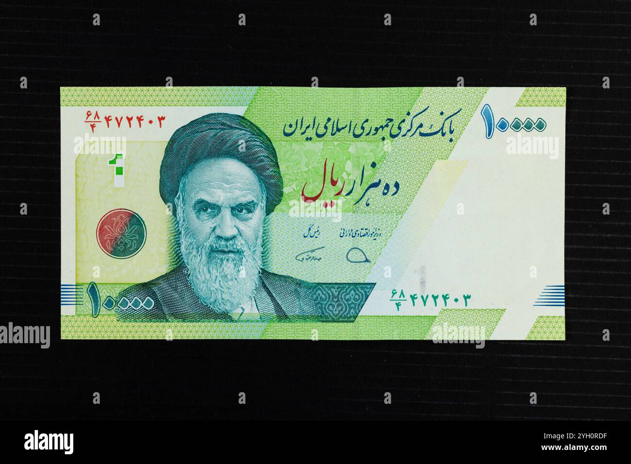 Banconota da 10.000 rial iraniani con ritratto dell'Ayatollah Ruhollah Khomeini Foto Stock
