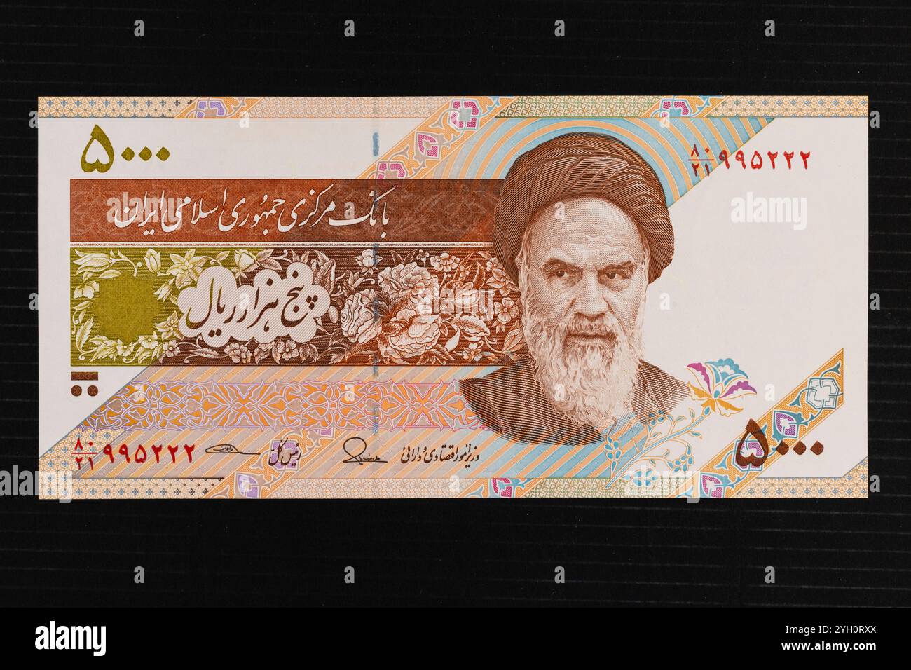 5000 Rial Banknote iraniano con Ritratto di Ayatollah Khomeini Foto Stock