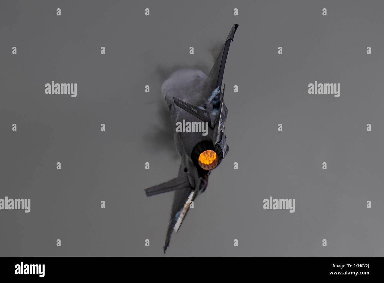Pensacola, Florida, Stati Uniti. 31 ottobre 2024. Il maggiore Melanie Kluesner, pilota dell'F-35A Lightning II Demonstration Team, esegue manovre aeree su un F-35A dell'aeronautica militare statunitense, mostrando le capacità avanzate del jet durante il giorno di allenamento prima di un airshow al Pensacola NAS, Florida, il 31 ottobre 2024. Il team dimostrativo mette in evidenza l'agilità, la velocità e la precisione del jet, offrendo al pubblico la possibilità di assistere alla potenza e alla versatilità del caccia di quinta generazione degli Stati Uniti. (Immagine di credito: © Nicholas Rupiper/U.S. Air Force/ZUMA Press Wire) SOLO PER USO EDITORIALE! Non per Com Foto Stock