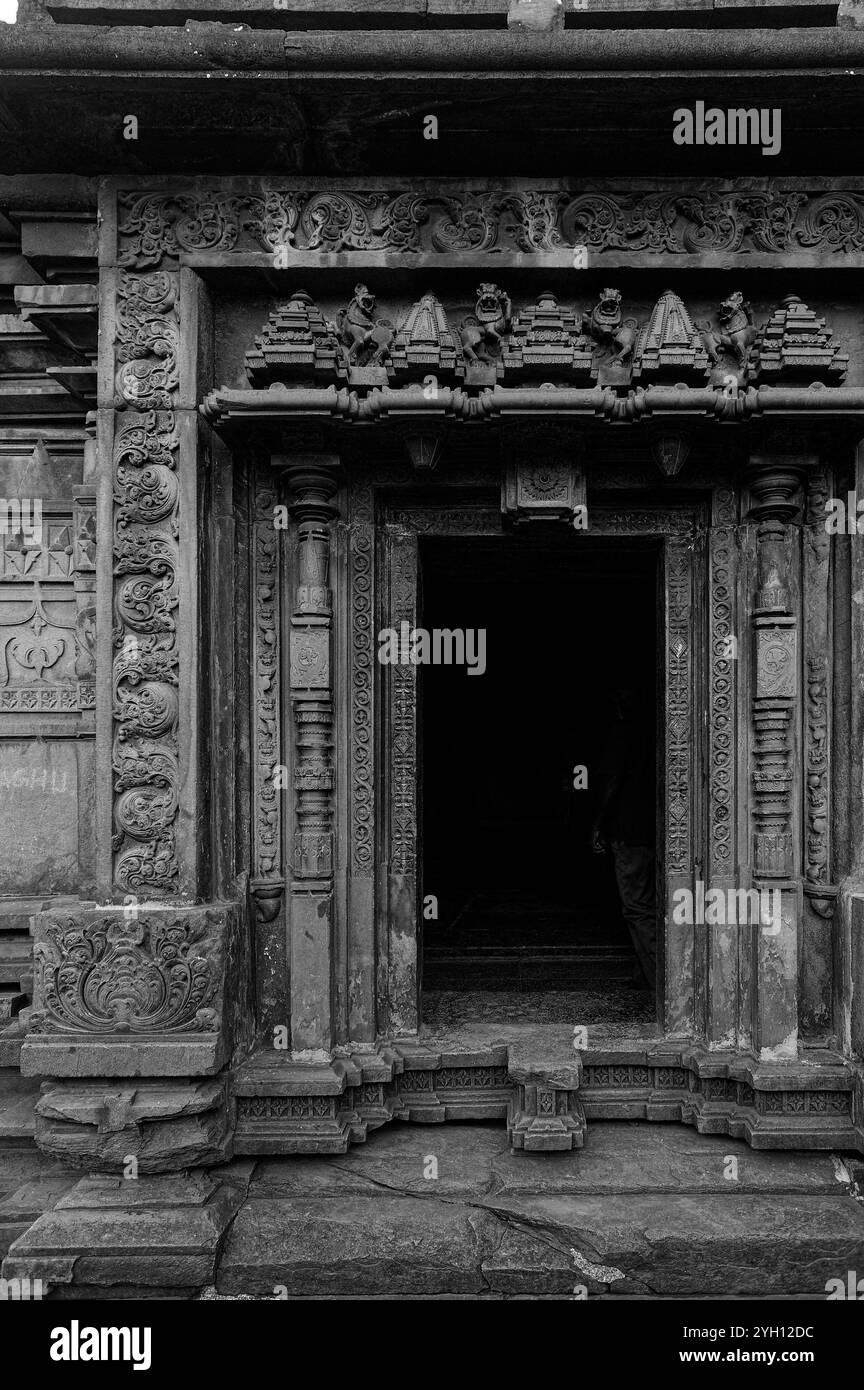 Sculture decorative all'ingresso del tempio Kamala Narayana a Degaon Belgaum Foto Stock