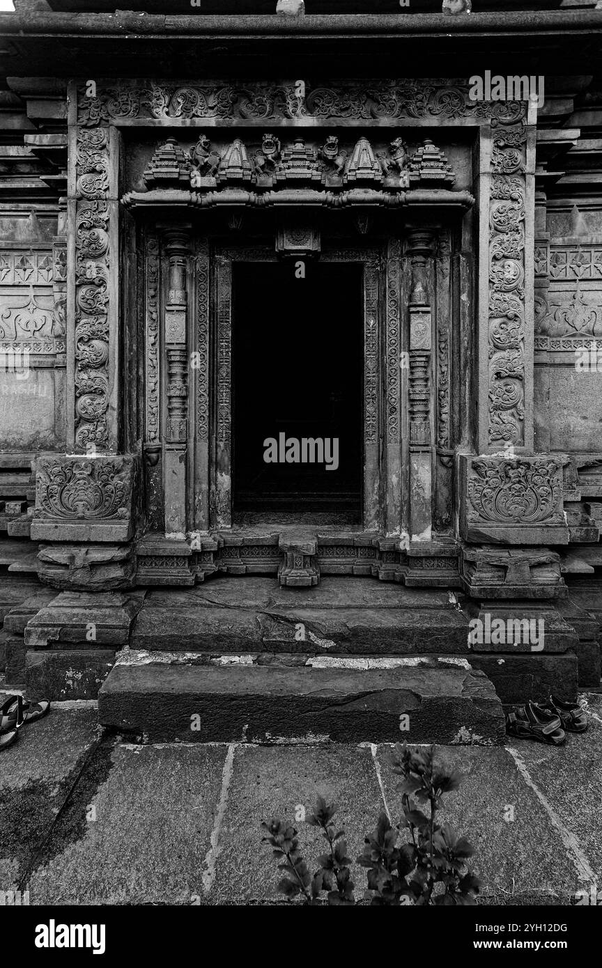 Sculture decorative all'ingresso del tempio Kamala Narayana a Degaon Belgaum Foto Stock