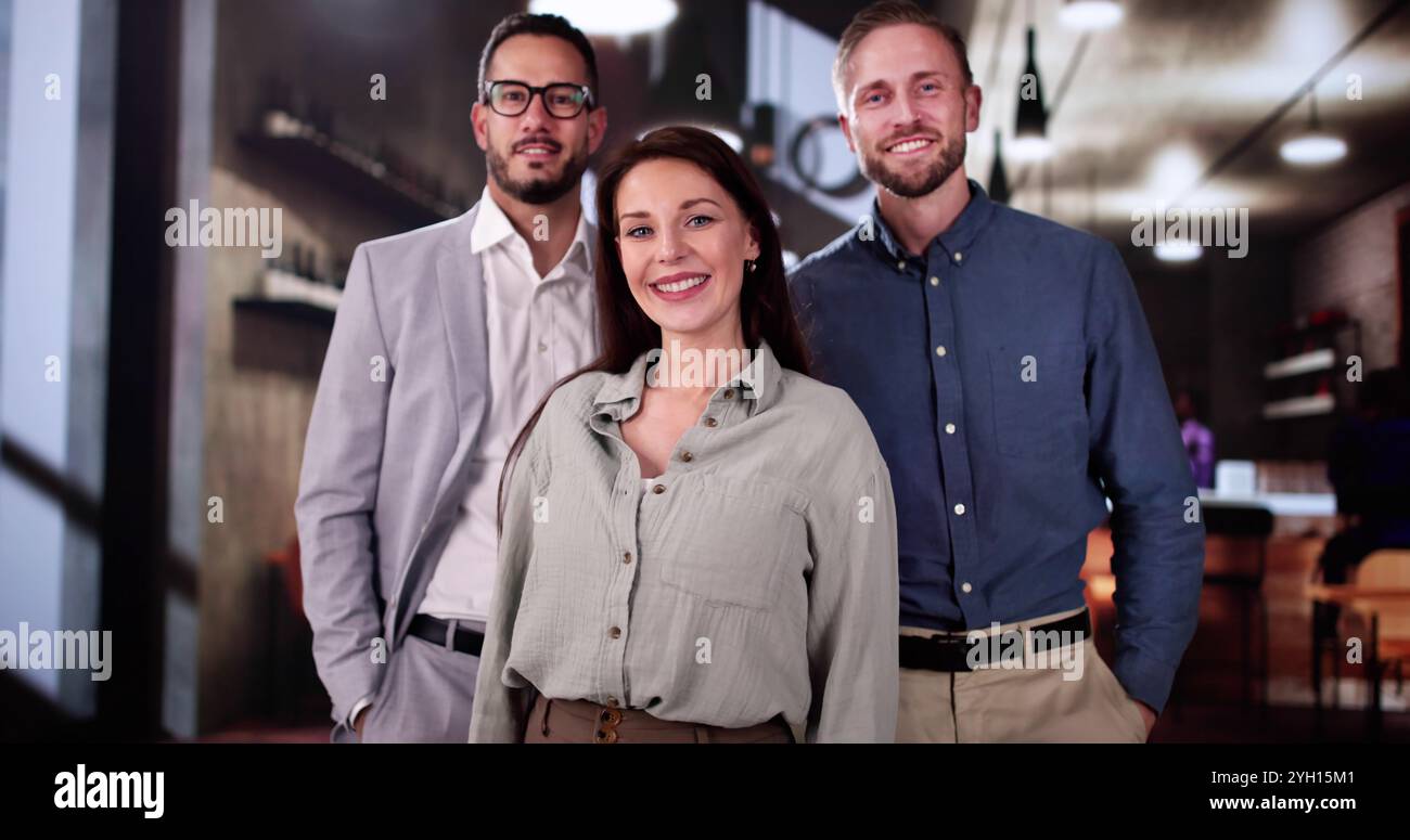 Il team del ristorante, proprietario dell'azienda. Gente felice al Cafe' Foto Stock