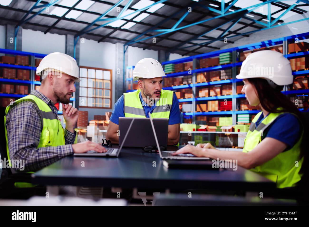 Riunione del team presso il magazzino del centro di consegna logistica Foto Stock