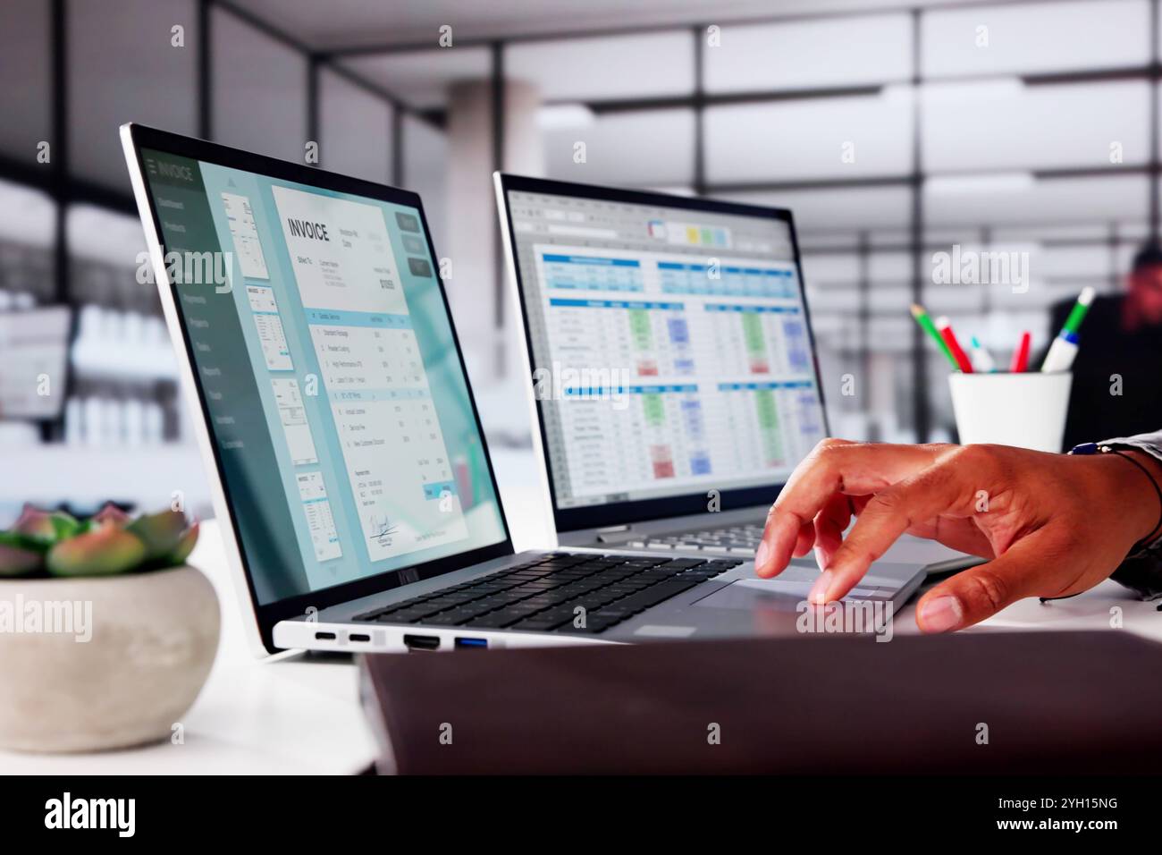 Medical account Manager in Ufficio analisi codici di fatturazione Foto Stock