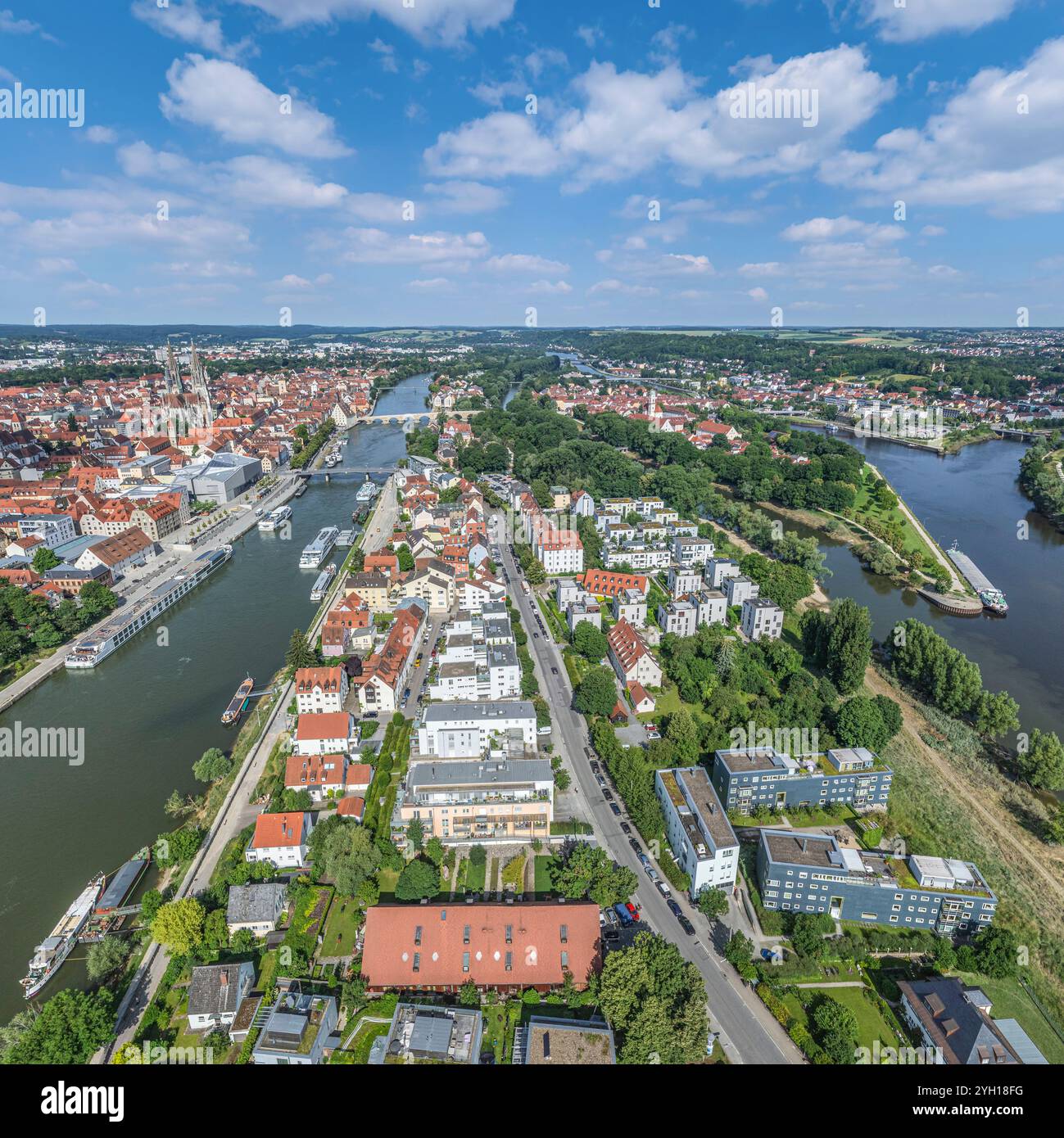 Vista aerea della città di Ratisbona sul danubio, patrimonio dell'umanità, vista della città dall'isola di Wöhrd Foto Stock