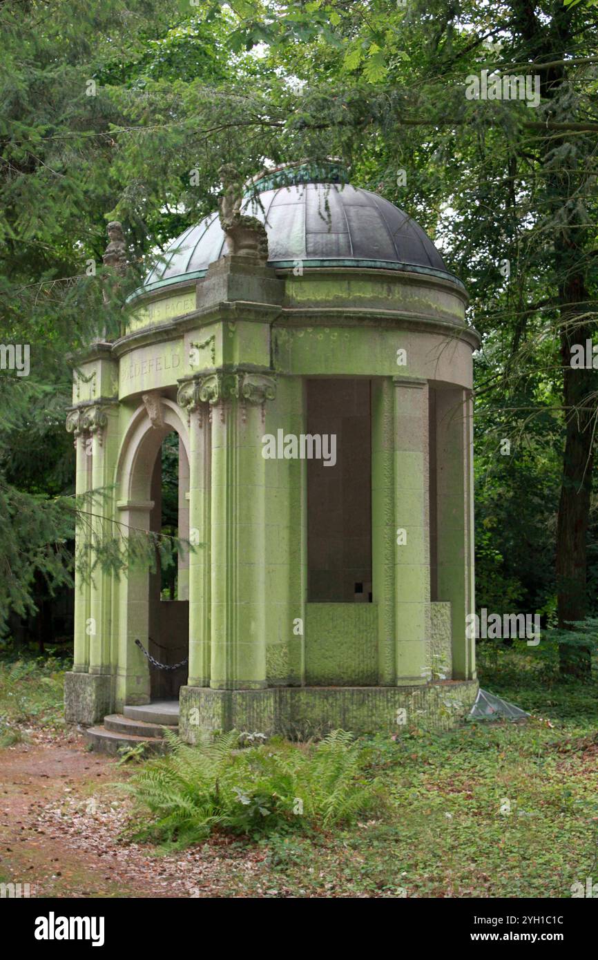 ...Così schaut er aus - der Totentempel der Dame oder des Herrn Boedefeld im Areal des Stahnsdorfer Friedhofes...Imposant und herrschaftlich...ganz sicher... Friedhof Stahnsdorf Gruft Boedefeld *** Ecco come appare il tempio funebre di Lady o Mr. Boedefeld nell'area del cimitero di Stahnsdorf, imponente e maestoso, di sicuro, il cimitero di Stahnsdorf, la cripta di Boedefeld Foto Stock