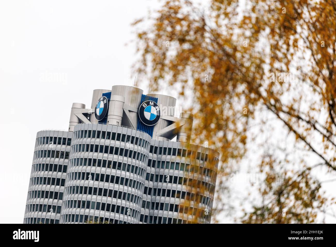 8 novembre 2024, Baviera, Monaco di Baviera: Il logo del marchio BMW può essere visto sulla BMW a quattro cilindri (nota anche come BMW Tower e BMW Tower), il principale edificio amministrativo e punto di riferimento del costruttore di veicoli BMW, a Monaco (Baviera) l'8 novembre 2024. Bayerische Motoren Werke Aktiengesellschaft (gruppo BMW) è un marchio registrato per le automobili della casa automobilistica tedesca BMW, con sede a Monaco di Baviera. Il marchio del produttore di automobili e motociclette elencato mostra i colori dello stato del libero Stato di Baviera bianco e blu con i suoi quarti di cerchio. Foto: Matthias Balk/dp Foto Stock