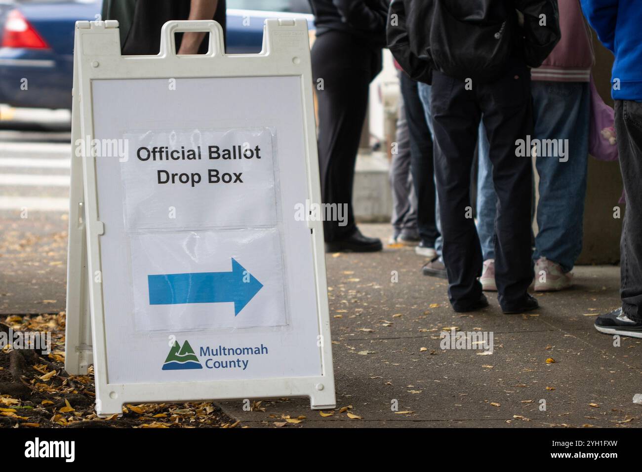 Gli elettori aspettano in fila per entrare nella Multnomah County Elections Division, un ufficio di registrazione degli elettori a Portland, Oregon, il giorno delle elezioni 2024. Foto Stock