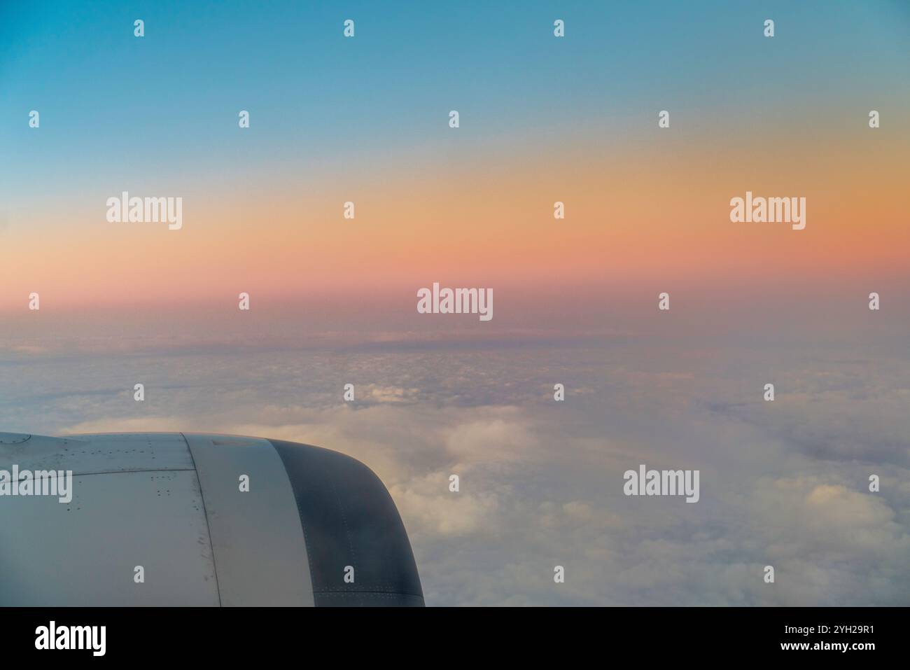 Guardando dalla finestra dell'aereo al tramonto Foto Stock