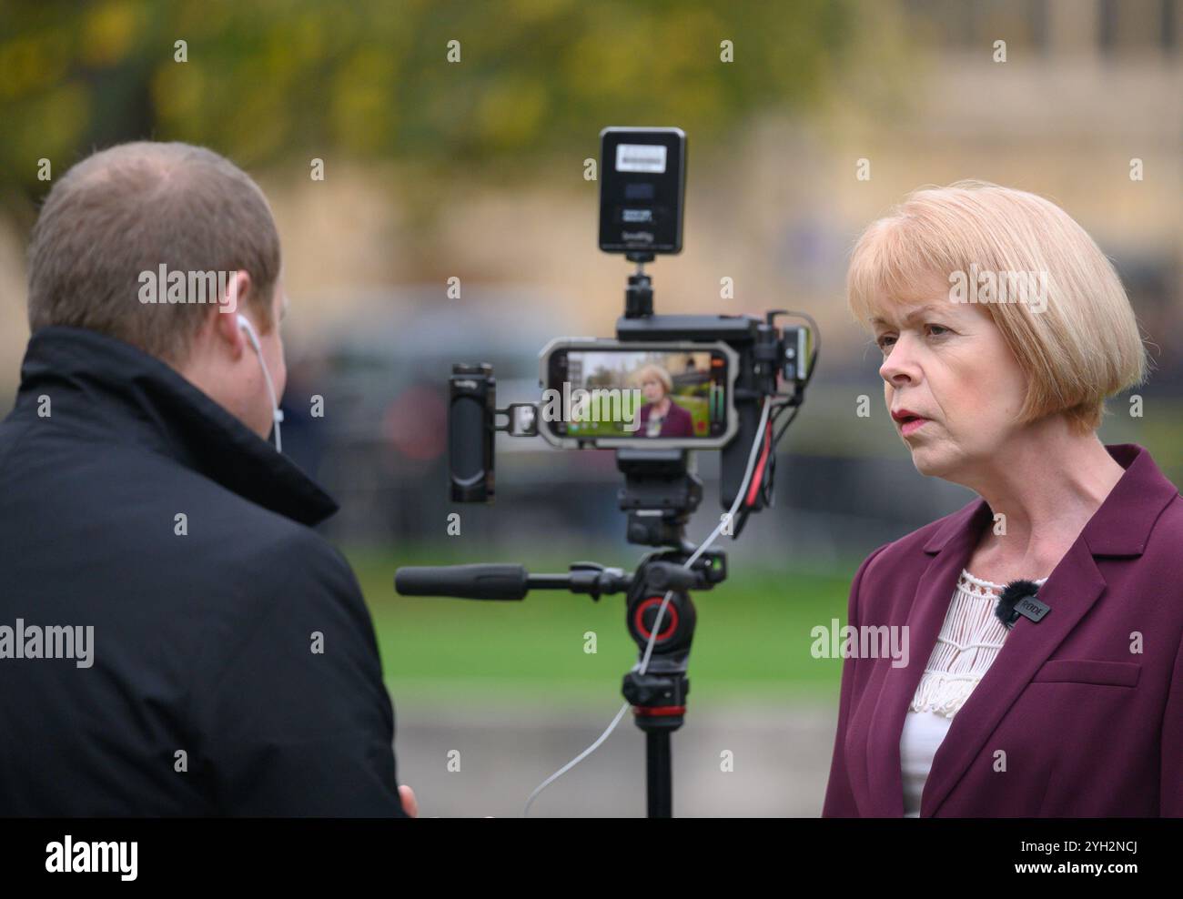 Wendy Morton MP (con: Aldridge-Brownhills) su College Green, Westminster, da intervistare dopo il primo bilancio del nuovo governo laburista - 30th Octo Foto Stock