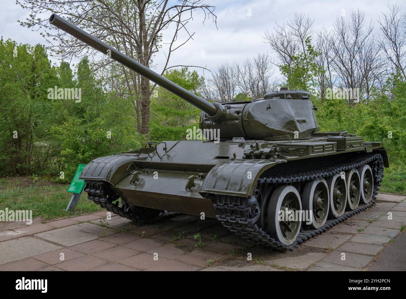 SARATOV, RUSSIA - 3 MAGGIO 2024: Carro armato medio sovietico T-44 nella mostra aperta del Museo della Gloria militare e del lavoro in un giorno di maggio Foto Stock