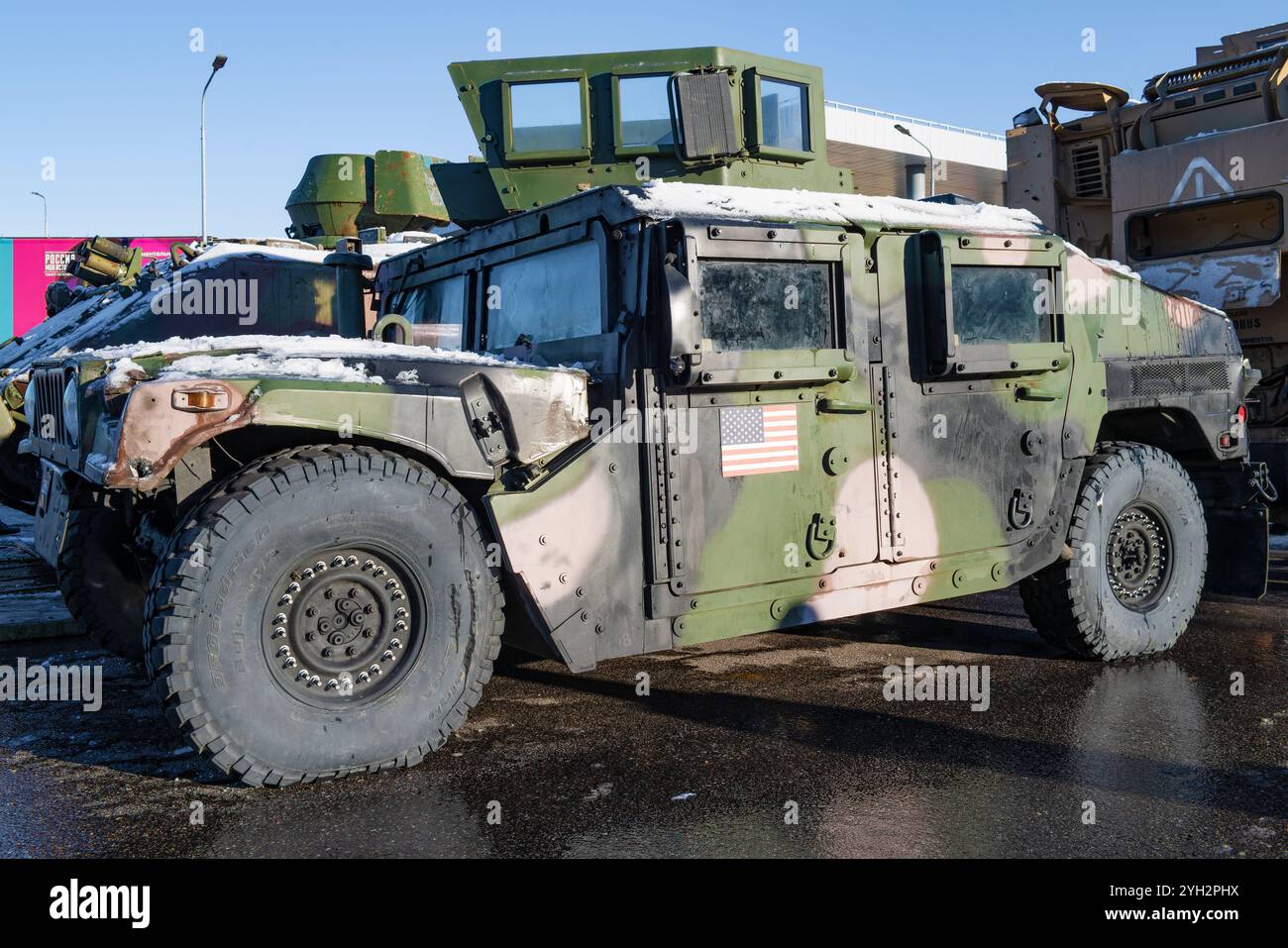 SAN PIETROBURGO, RUSSIA - 4 NOVEMBRE 2024: AMERICAN HMMWV M1151. Esposizione di attrezzature catturate dalla zona di operazioni militari speciali. Saint P Foto Stock