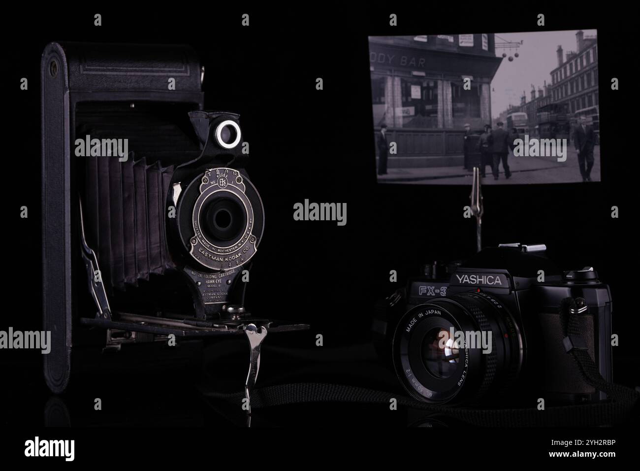 Gaziantep, Turchia. Fotocamere fotografiche dagli anni '1930 agli anni '1990 Queste telecamere sono tutte analogiche che funzionano con i film. Nonostante il costante sviluppo delle fotocamere digitali e della tecnologia di imaging digitale, alcuni fotografi hanno continuato a utilizzare le fotocamere analogiche, che attualmente stanno assistendo a una ripresa della loro popolarità Foto Stock