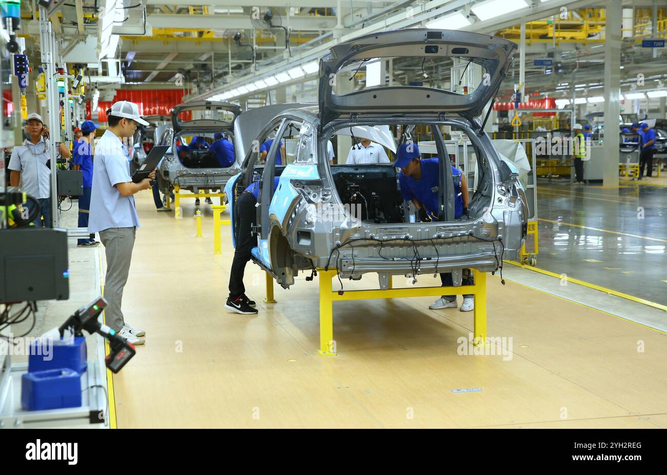 Kunming, Thailandia. 4 luglio 2024. I lavoratori operano in una catena di montaggio del nuovo stabilimento di BYD nella provincia di Rayong, Thailandia, 4 luglio 2024. Crediti: Sun Weitong/Xinhua/Alamy Live News Foto Stock