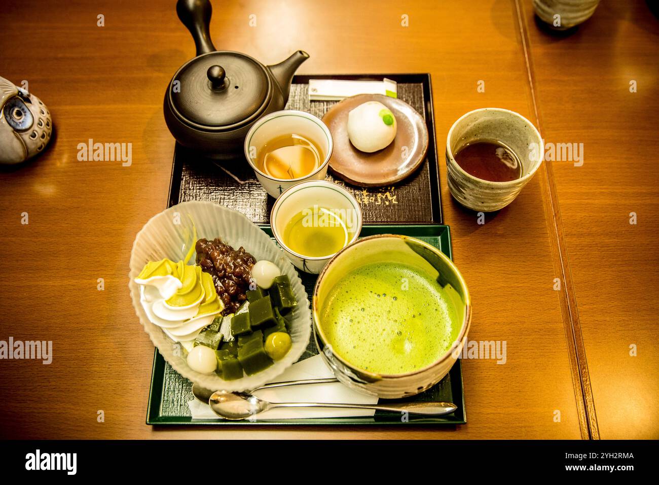 Set di dessert per cerimonia del tè giapponese con Matcha e dolci Foto Stock