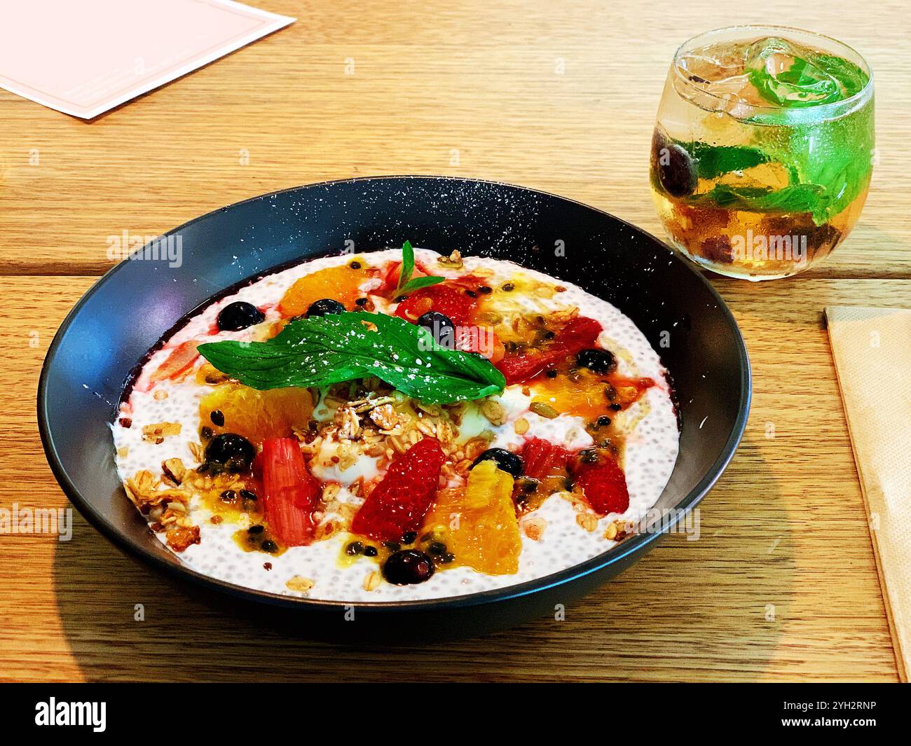 Cestino di frutta gourmet con Granola e bevanda alla menta Foto Stock