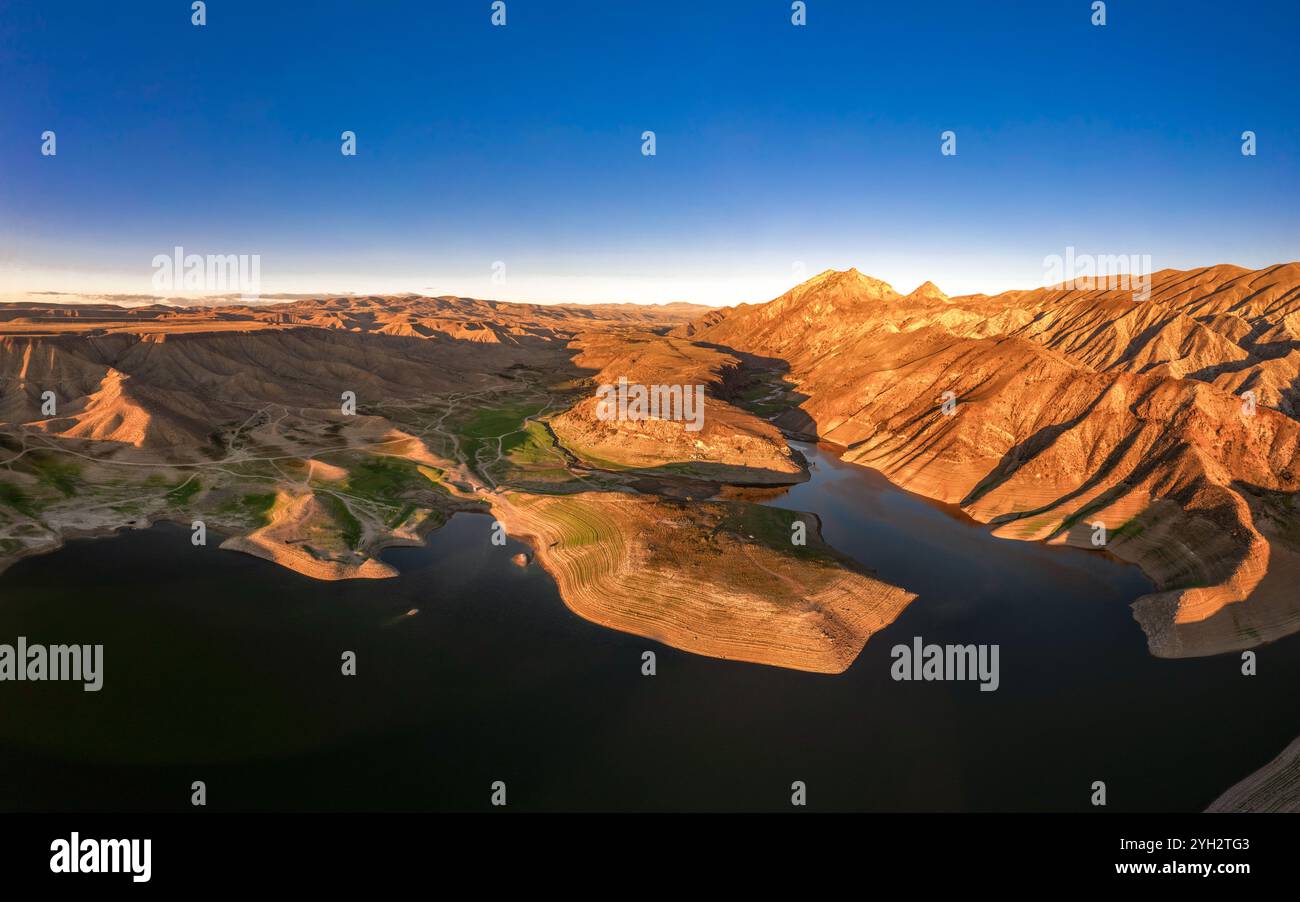 Vista aerea panoramica sul pittoresco bacino idrico di Azat e sulla montagna di Eranos con il sole e il sole che evoca il tramonto. Lago con acqua blu in zona arida e Yeranos m. Foto Stock