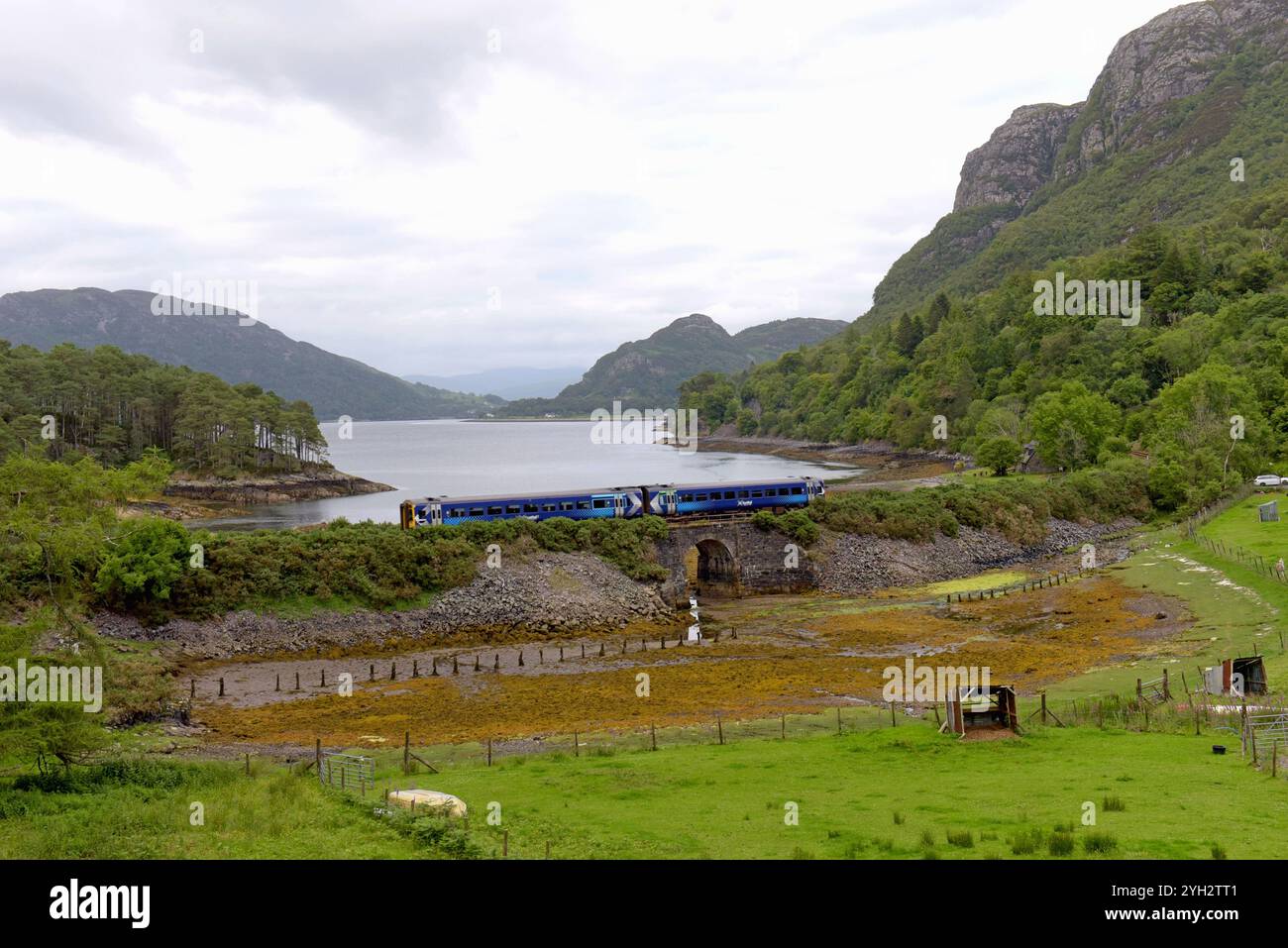 Un treno Scotrail DMU che passa da Loch Carron, vicino a Plockton, Highlands scozzesi, giugno 2024 Foto Stock