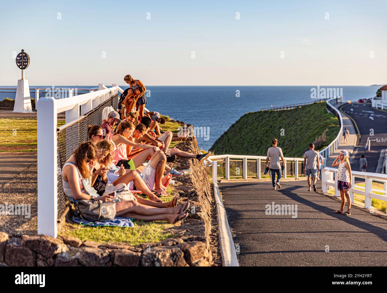 Folle riunite che si godevano le vedute costiere di Byron Bay Foto Stock