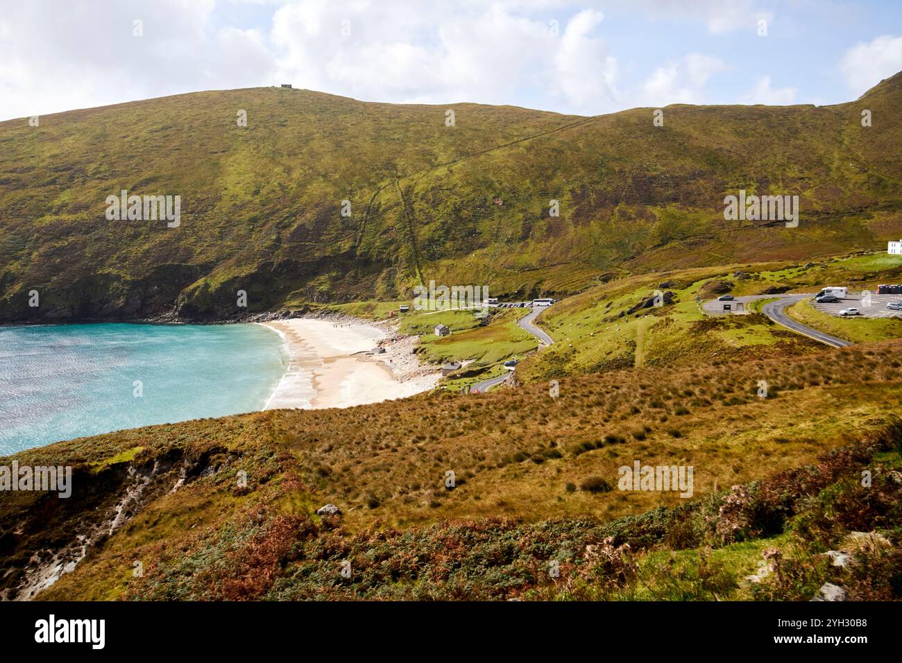 guardando in basso la spiaggia di keem, l'isola di keem achill, la contea di mayo, repubblica d'irlanda Foto Stock