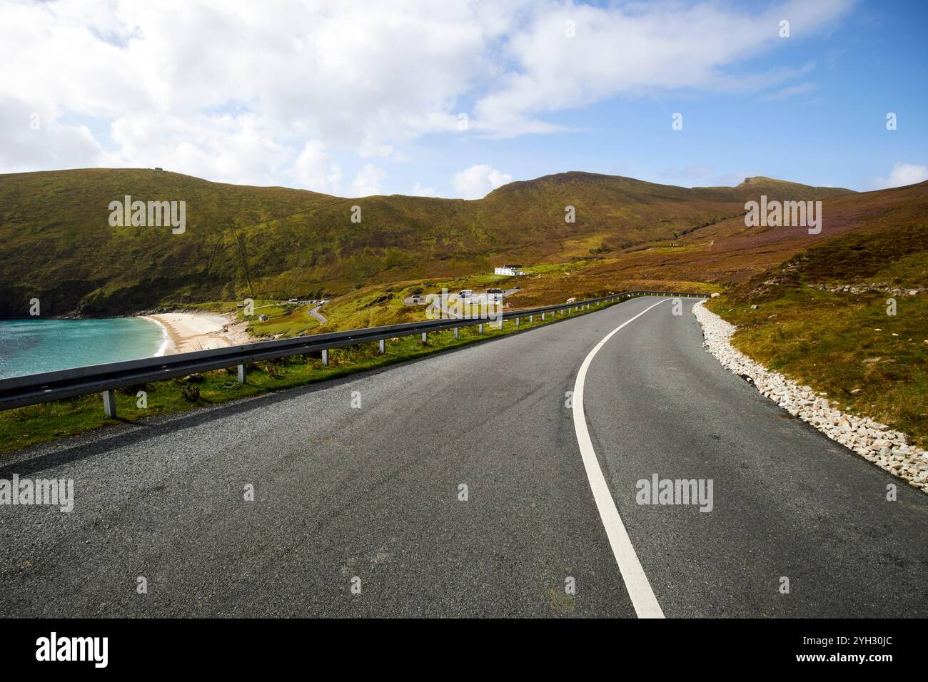 strada di avvicinamento ripida che si avvicina a keem sulla selvaggia atlantic way, isola di achill, contea di mayo, repubblica d'irlanda Foto Stock