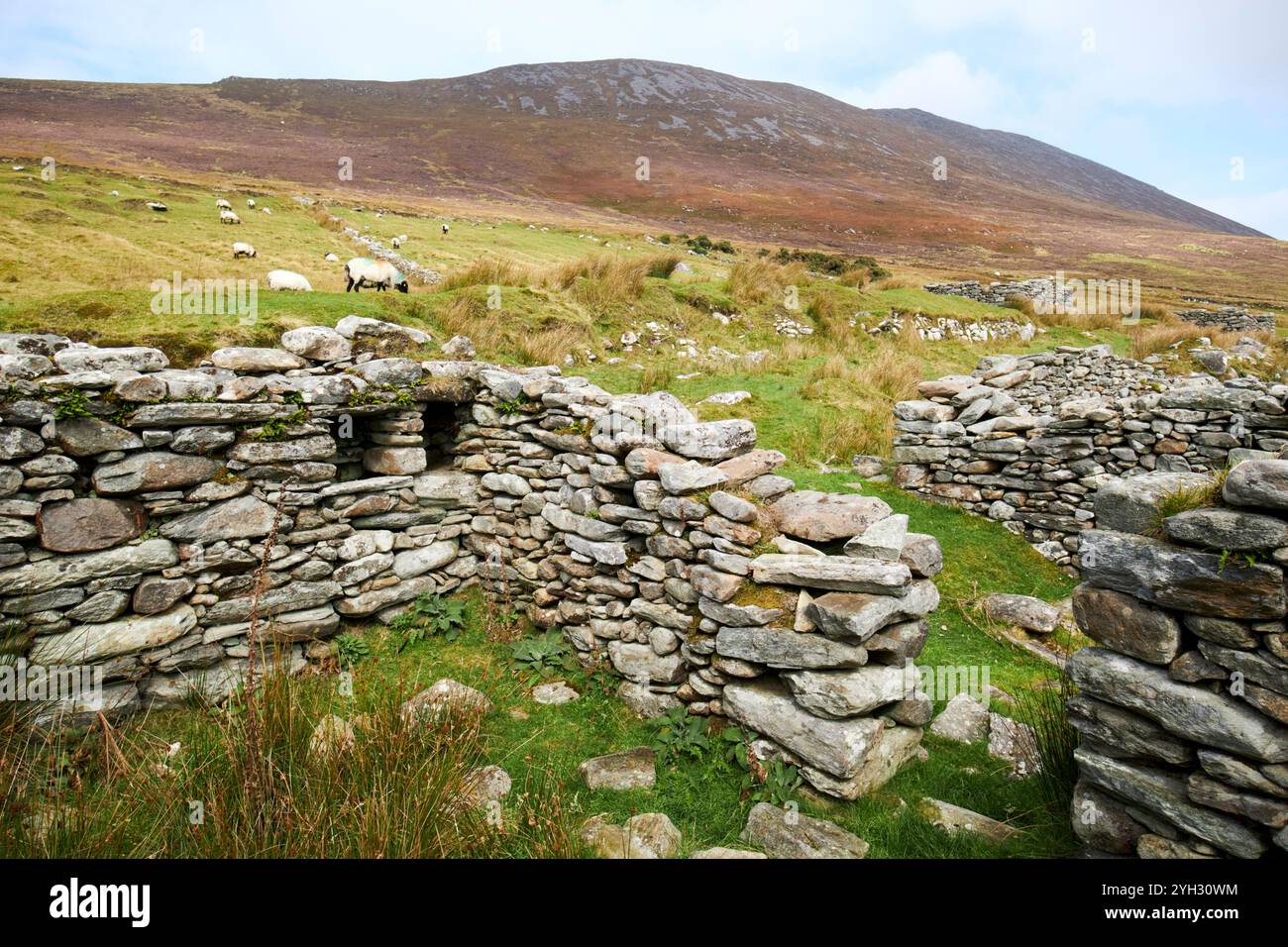 vista dall'interno di una delle case in rovina del villaggio desertico di achill island, contea di mayo, repubblica d'irlanda Foto Stock