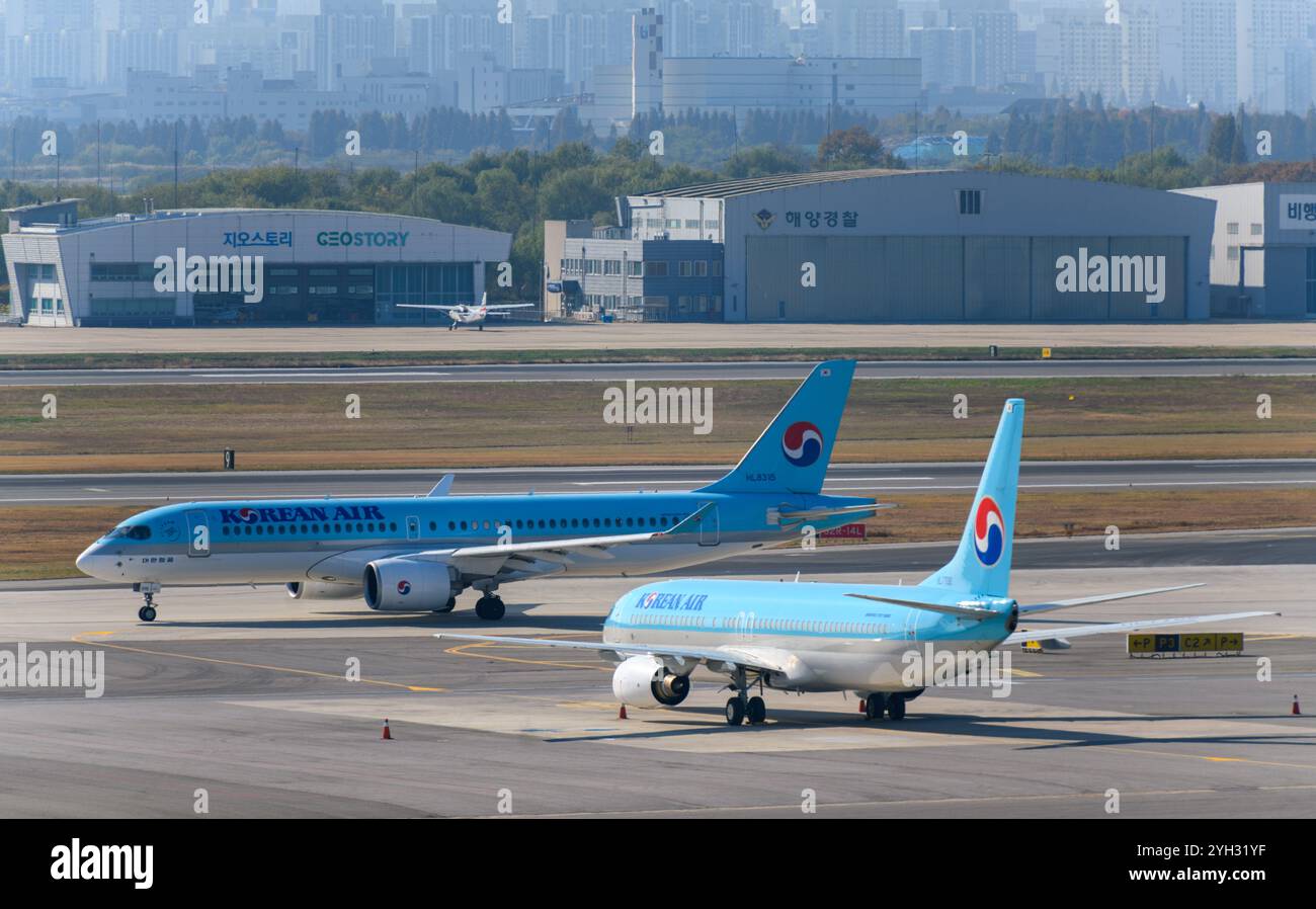 Seoul, Corea del Sud. 9 novembre 2024. Gli aerei sono visti sulla pista dell'aeroporto di Gimpo a Seoul, Corea del Sud. La Corea del Nord ha inscenato attacchi GPS jamming per il secondo giorno consecutivo 9 novembre, colpendo diverse navi e dozzine di aerei civili, ha detto l'esercito della Corea del Sud. Gli attacchi di jamming sono stati condotti nelle aree di Haeju e Kaesong della Corea del Nord, ha detto il Joint Chiefs of staff (JCS) della Corea del Sud, mettendo in guardia le navi e gli aerei civili che operano nel Mar giallo per stare attenti agli attacchi. Credito: SOPA Images Limited/Alamy Live News Foto Stock