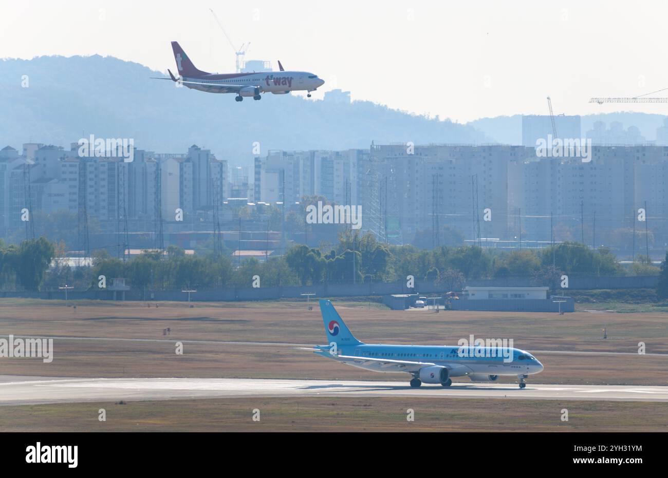 Seoul, Corea del Sud. 9 novembre 2024. Gli aerei sono visti sulla pista dell'aeroporto di Gimpo a Seoul, Corea del Sud. La Corea del Nord ha inscenato attacchi GPS jamming per il secondo giorno consecutivo 9 novembre, colpendo diverse navi e dozzine di aerei civili, ha detto l'esercito della Corea del Sud. Gli attacchi di jamming sono stati condotti nelle aree di Haeju e Kaesong della Corea del Nord, ha detto il Joint Chiefs of staff (JCS) della Corea del Sud, mettendo in guardia le navi e gli aerei civili che operano nel Mar giallo per stare attenti agli attacchi. Credito: SOPA Images Limited/Alamy Live News Foto Stock