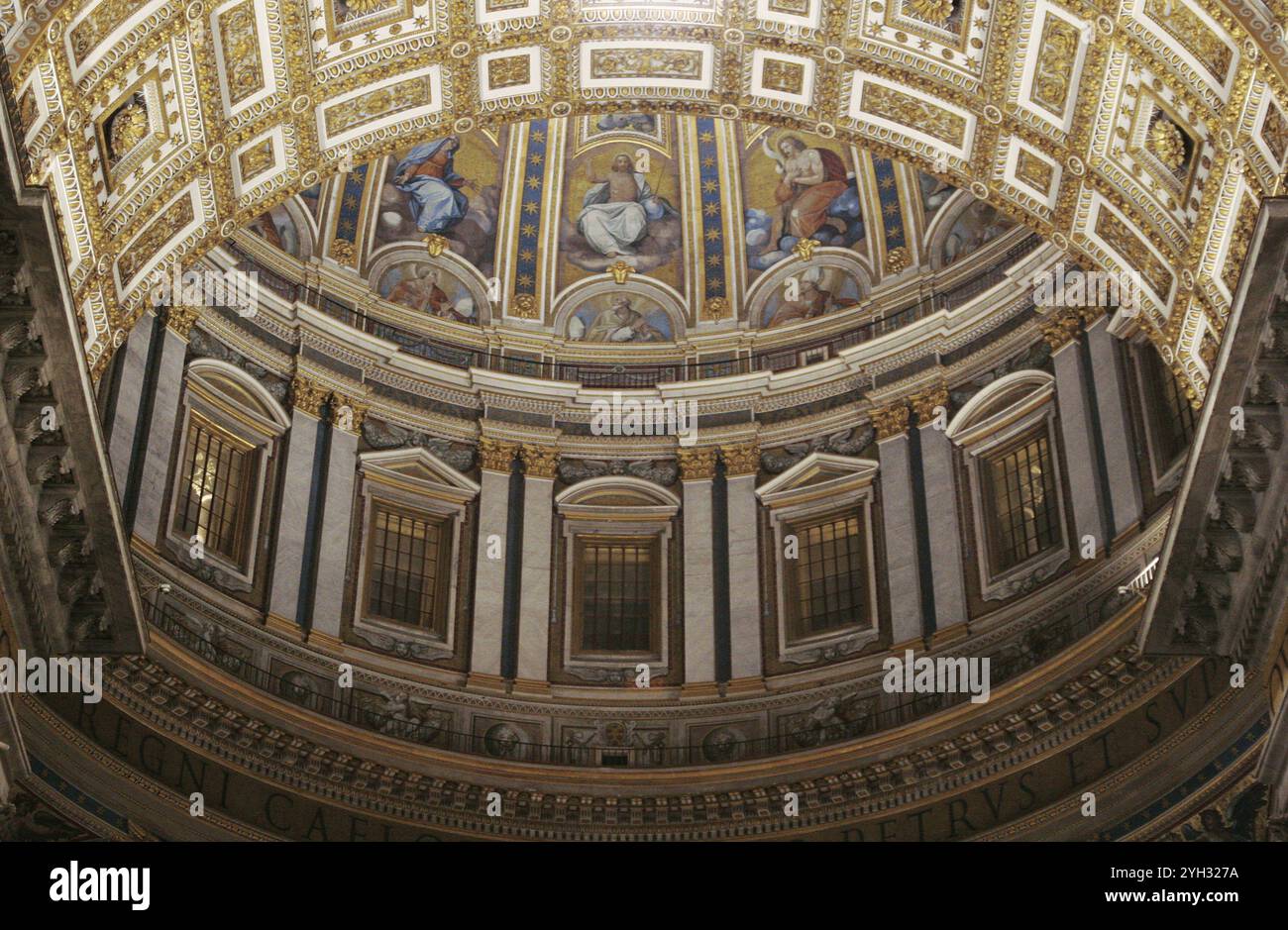 Città del Vaticano. Cupola della Basilica di San Pietro. Progettato e costruito fino al tamburo da Michelangelo Buonarroti (1475-1564). Dopo la sua morte fu completata dall'architetto Giacomo della porta (1532-1602), che vi lavorò, insieme a Domenico Fontana (1543-1607), tra il 1588 e il 1590. Dettagli architettonici interni. Foto Stock