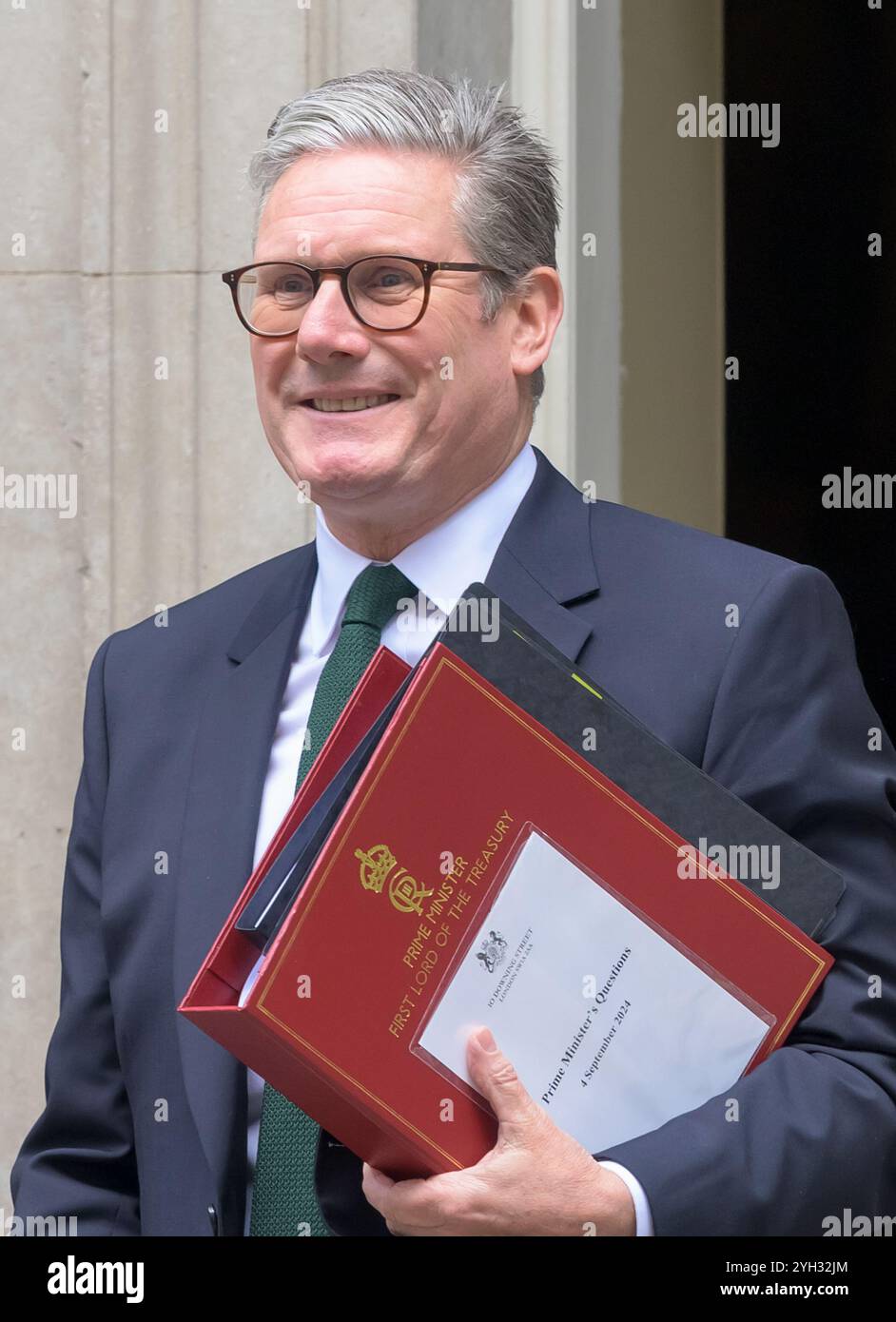 Sir Keir Starmer - primo Ministro britannico - lasciando al 10 di Downing Street un fascicolo preparato per le domande del primo Ministro il 4 settembre 2024 Foto Stock