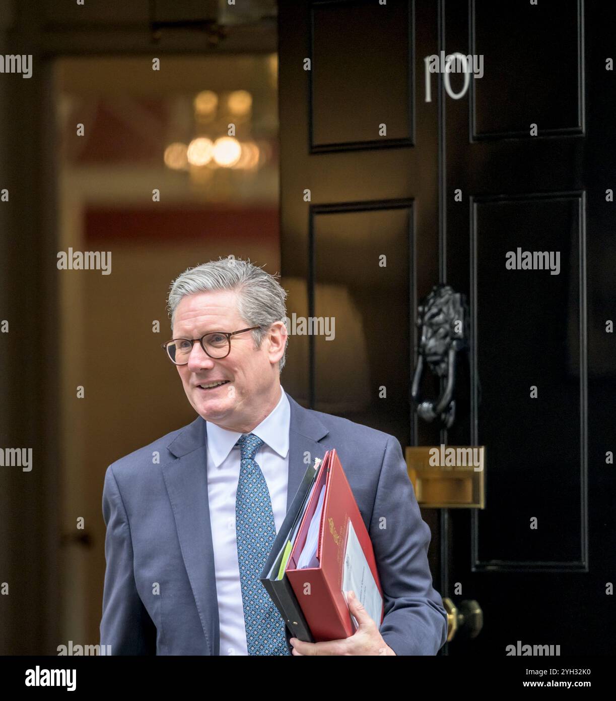 Sir Keir Starmer - primo Ministro britannico - lascia 10 Downing Street per le domande del primo Ministro al Parlamento 30 ottobre 2024 Foto Stock