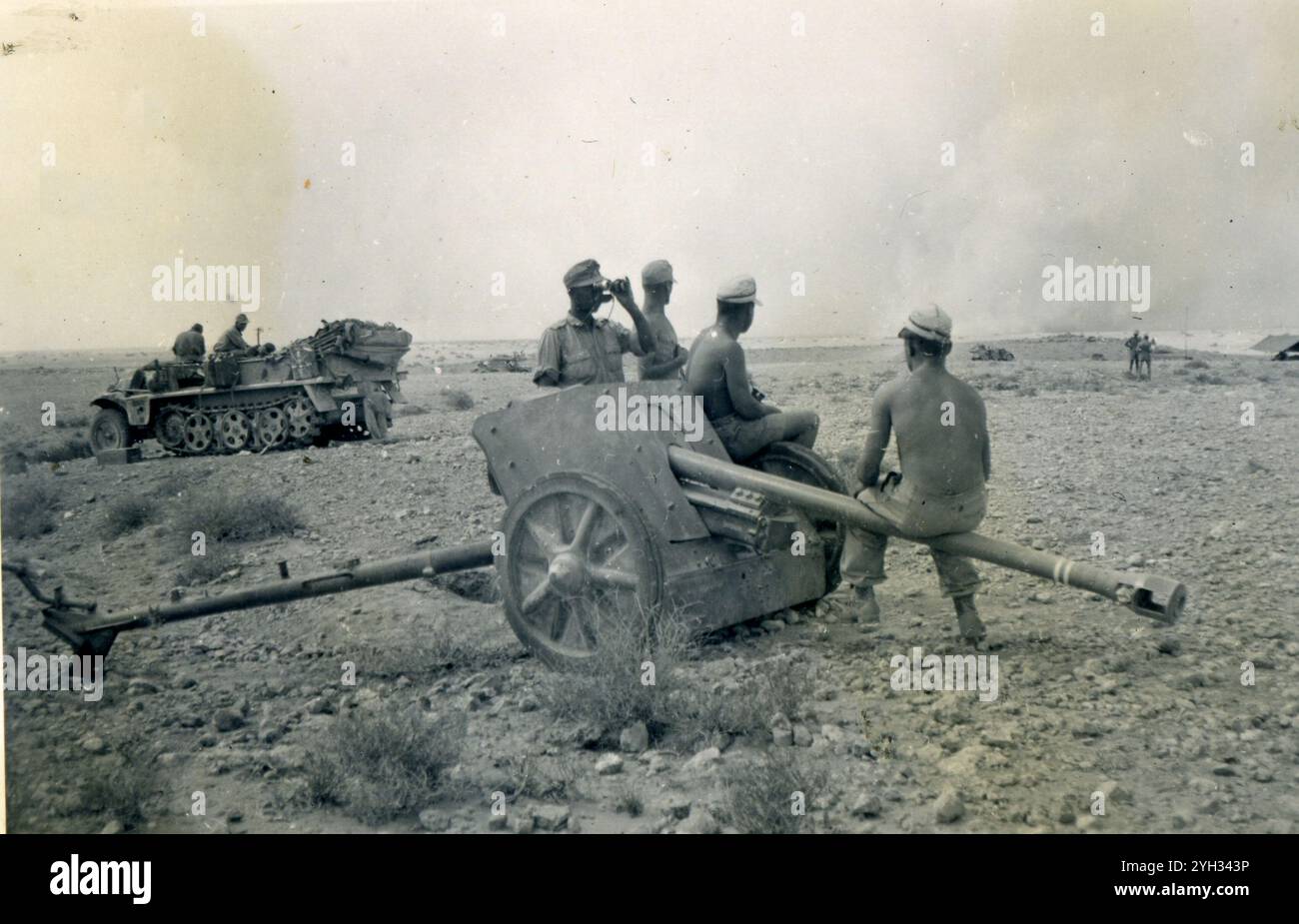 Seconda guerra mondiale - seconda guerra mondiale, Afrika Korps soldati tedeschi su cannoni anticarro, vicino a Derna, Libia, Africa, 1942 Foto Stock