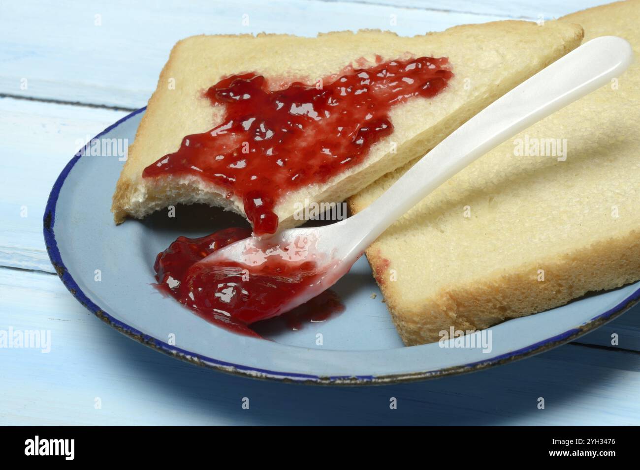 Toast con marmellata di lamponi su un piatto, colazione Foto Stock
