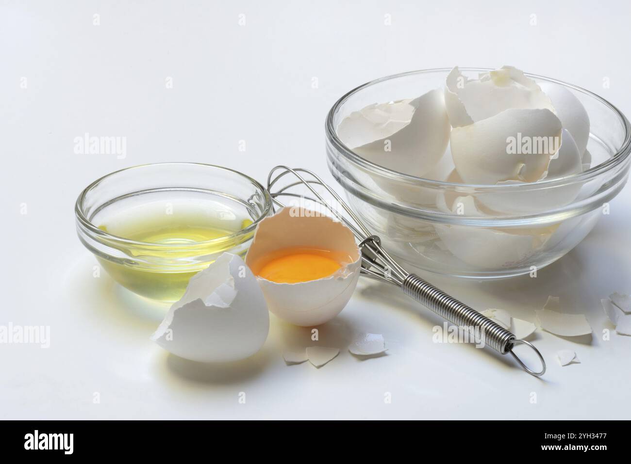 Uova di gallina aperte, albume in guscio e gusci d'uovo Foto Stock