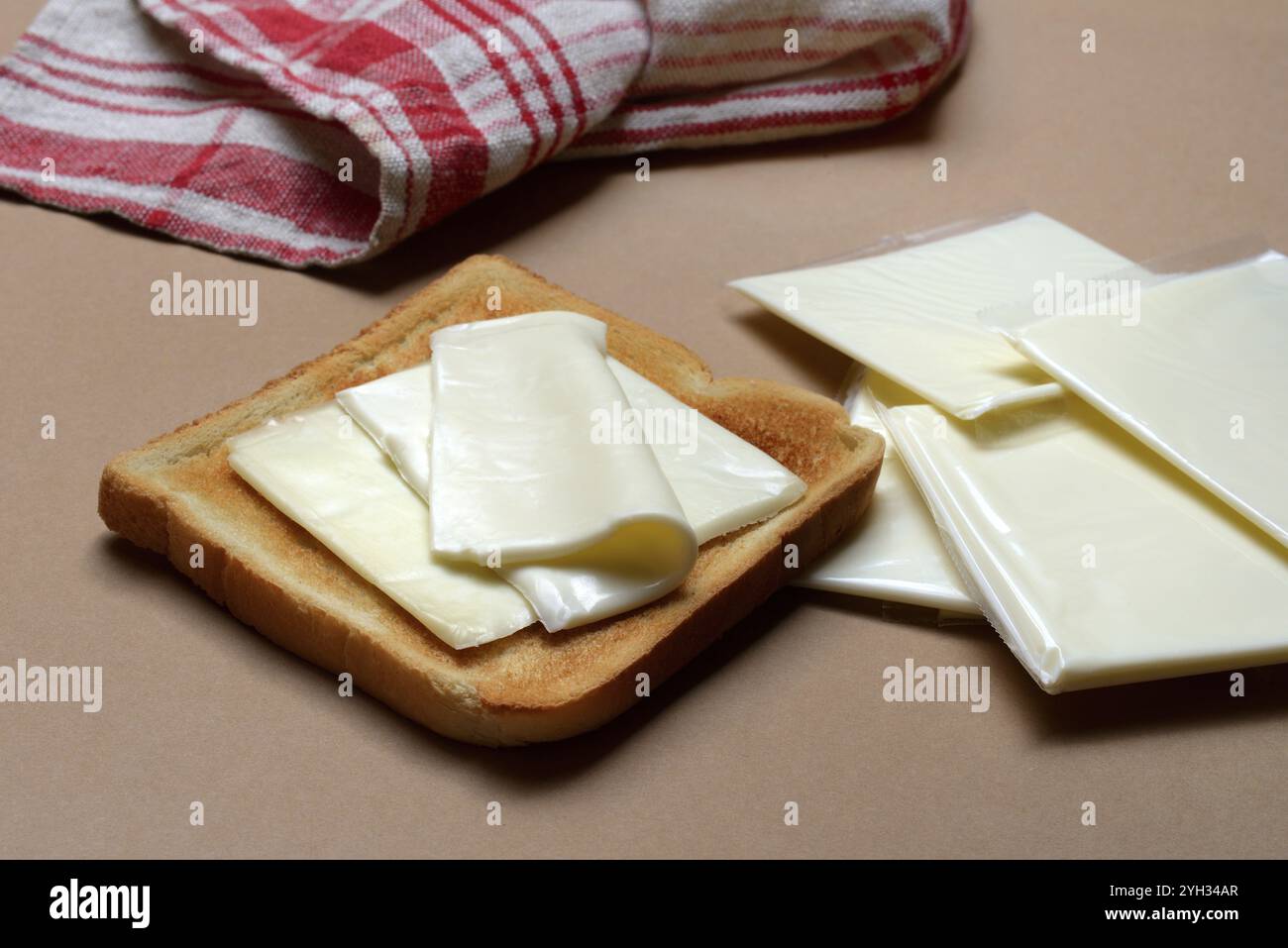 Fette di formaggio con toast, formaggio lavorato in confezione Foto Stock